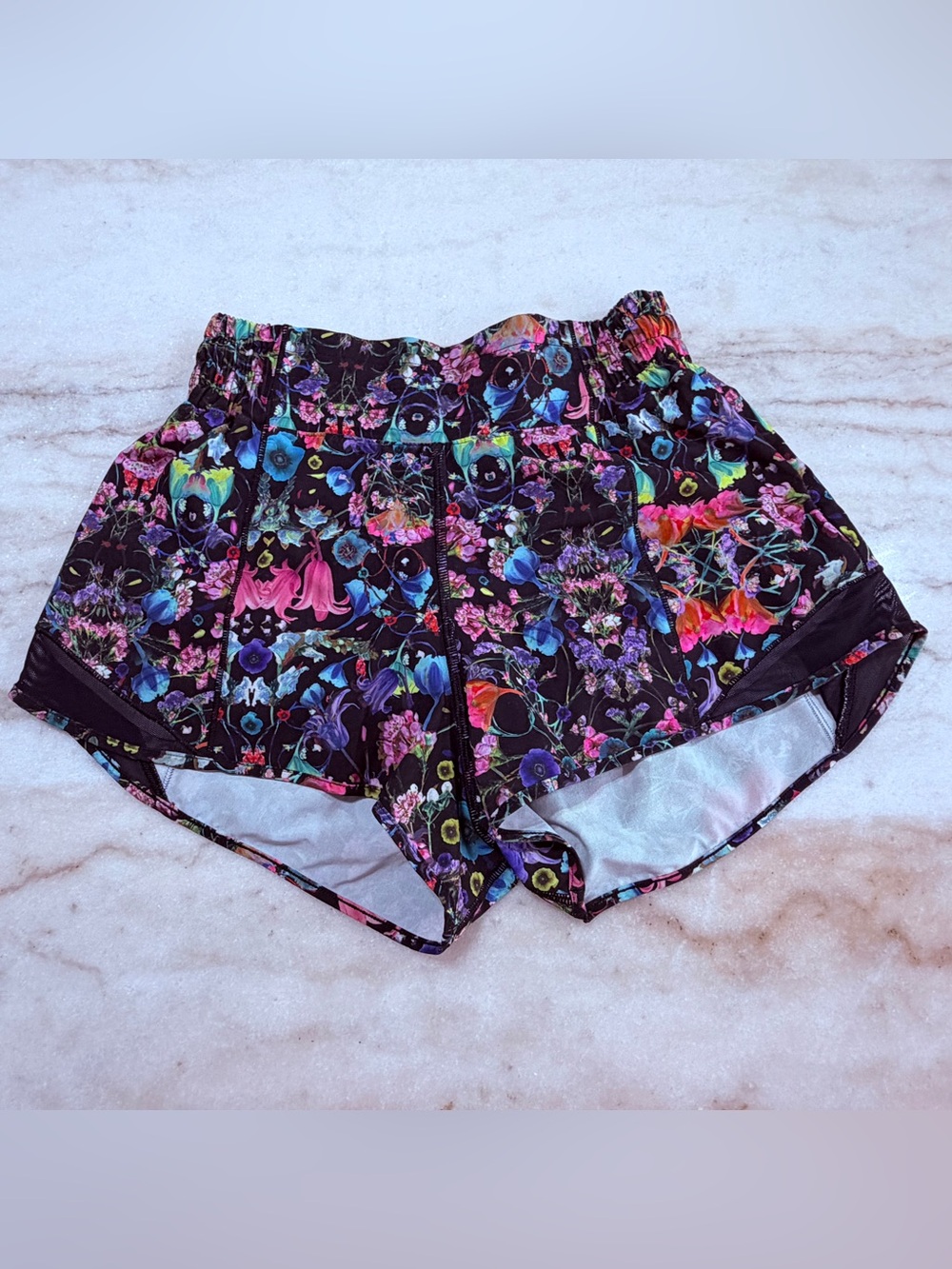Lululemon High Rise Hottie Hot shorts 2” *Flowerscope Black Multi / Black*